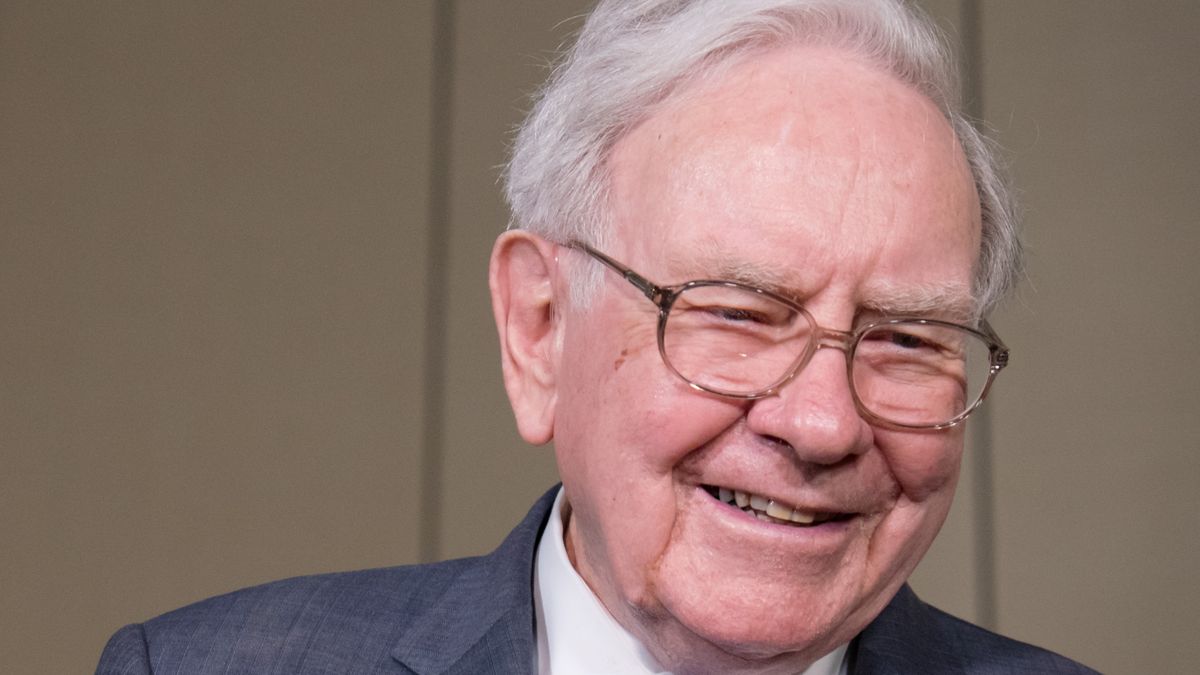 Buffett sedí na rekordním množství hotovosti. Výrazně snížil podíl v Applu